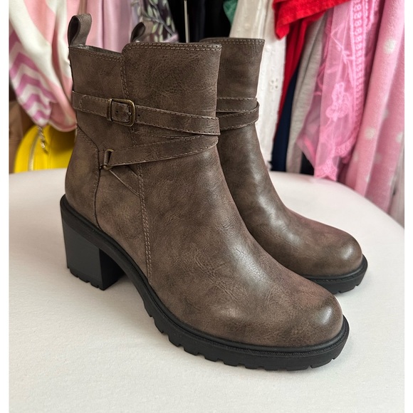 Frye and Co. Brush Gray Ankle Boot Size 6 - Picture 1 of 8